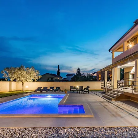 In Mit Privatem Pool By Interhome 別荘 *