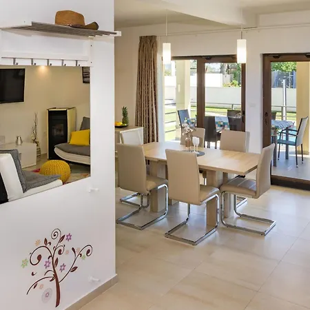 In Mit Privatem Pool By Interhome